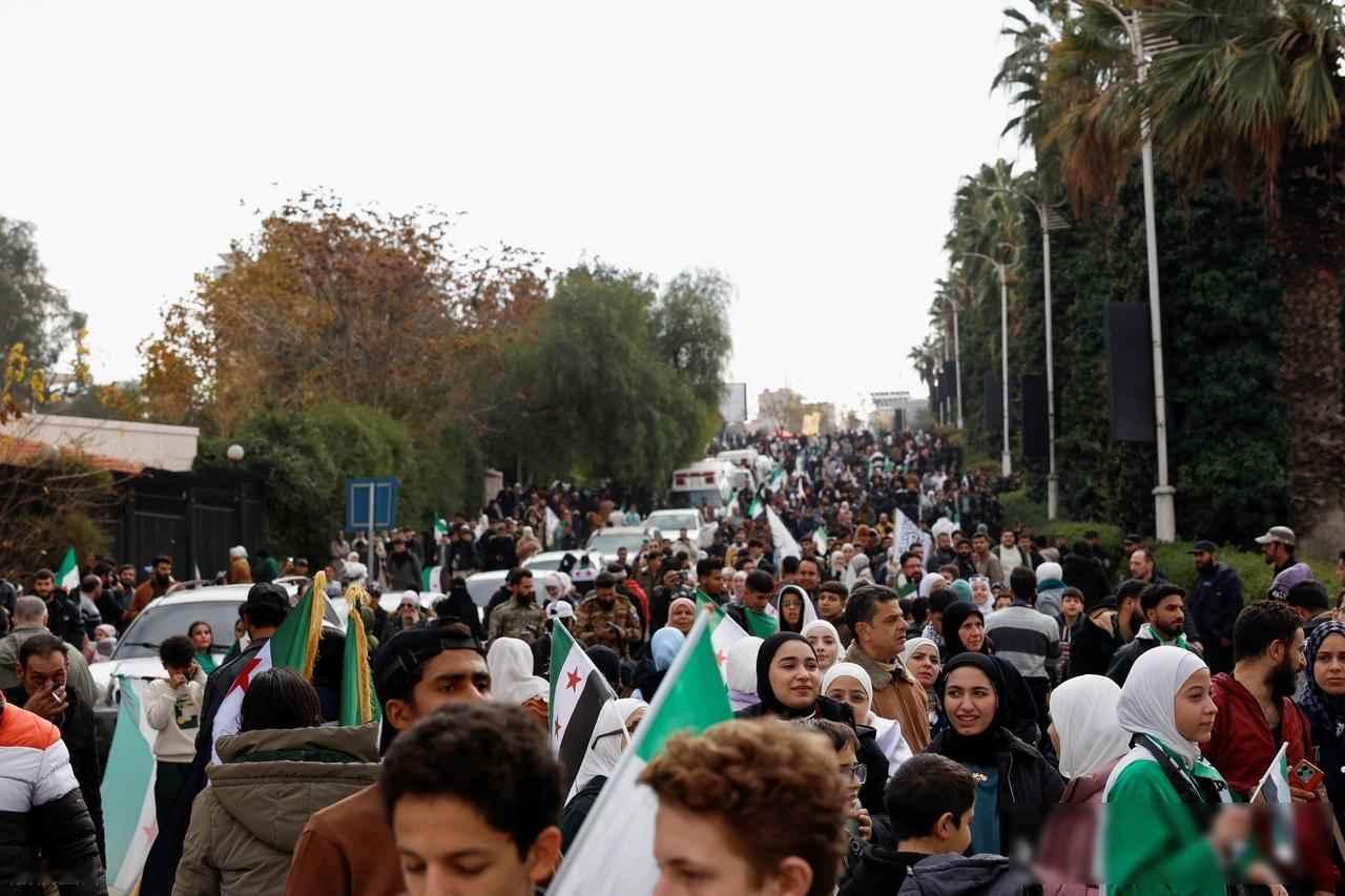 结束了！朱拉尼宣布重磅消息，叙利亚街头万人狂喜：终于盼到这天去年今天，叙利亚人