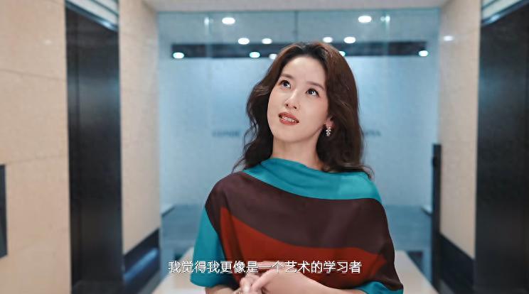 11月13日，章泽天冲上热搜，这一次不是和刘强东秀恩爱，而是带来一个全新的身份，