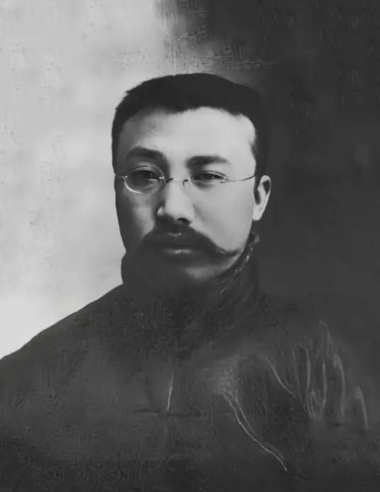 1983年4月3日，北京万安公墓，施工队挖开泥土准备迁墓，没想到在离地面不到半米