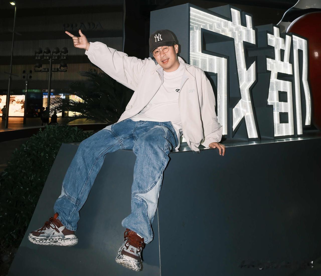 在成都找街拍摄影师拍照片，那体验简直绝了！成都街头的时尚氛围太浓，满大街都是时尚