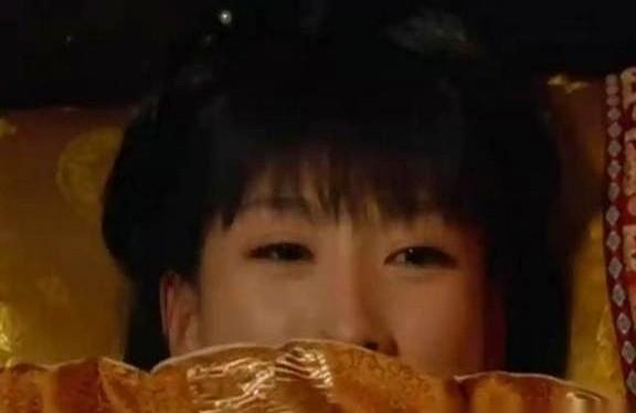 雍正帝的妃子一生充满了波折和遗忘。13岁那年，她进入了皇宫，成为雍正帝的妃子。那