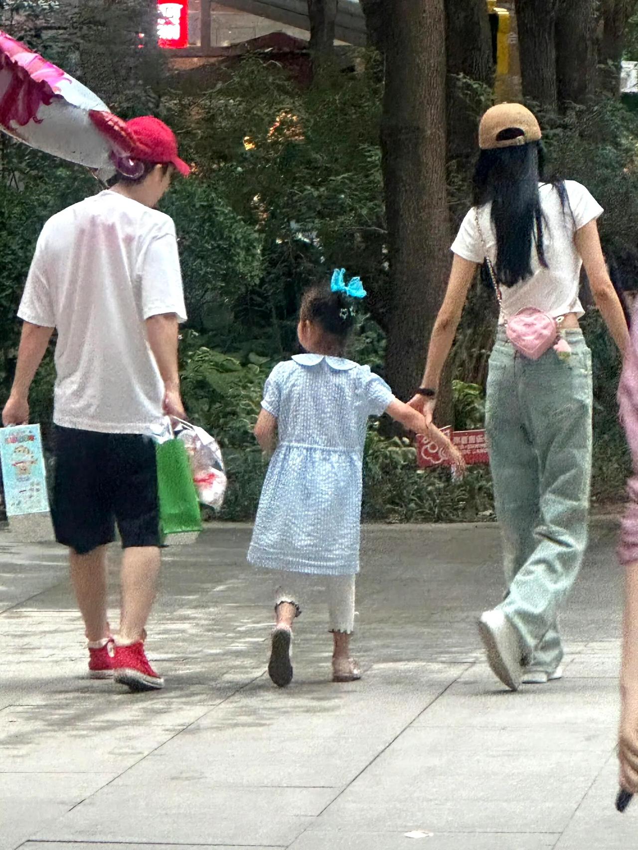董子健给八岁女儿大福庆生，让我想起娱乐圈快餐式的婚姻。悲哀！都是单亲家庭，都