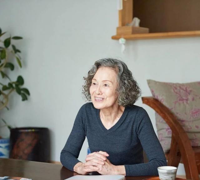 一纸遗嘱，能把人从心口凉到脚底。68岁的丁克姨妈脑梗后，他26岁搬去照料，五年