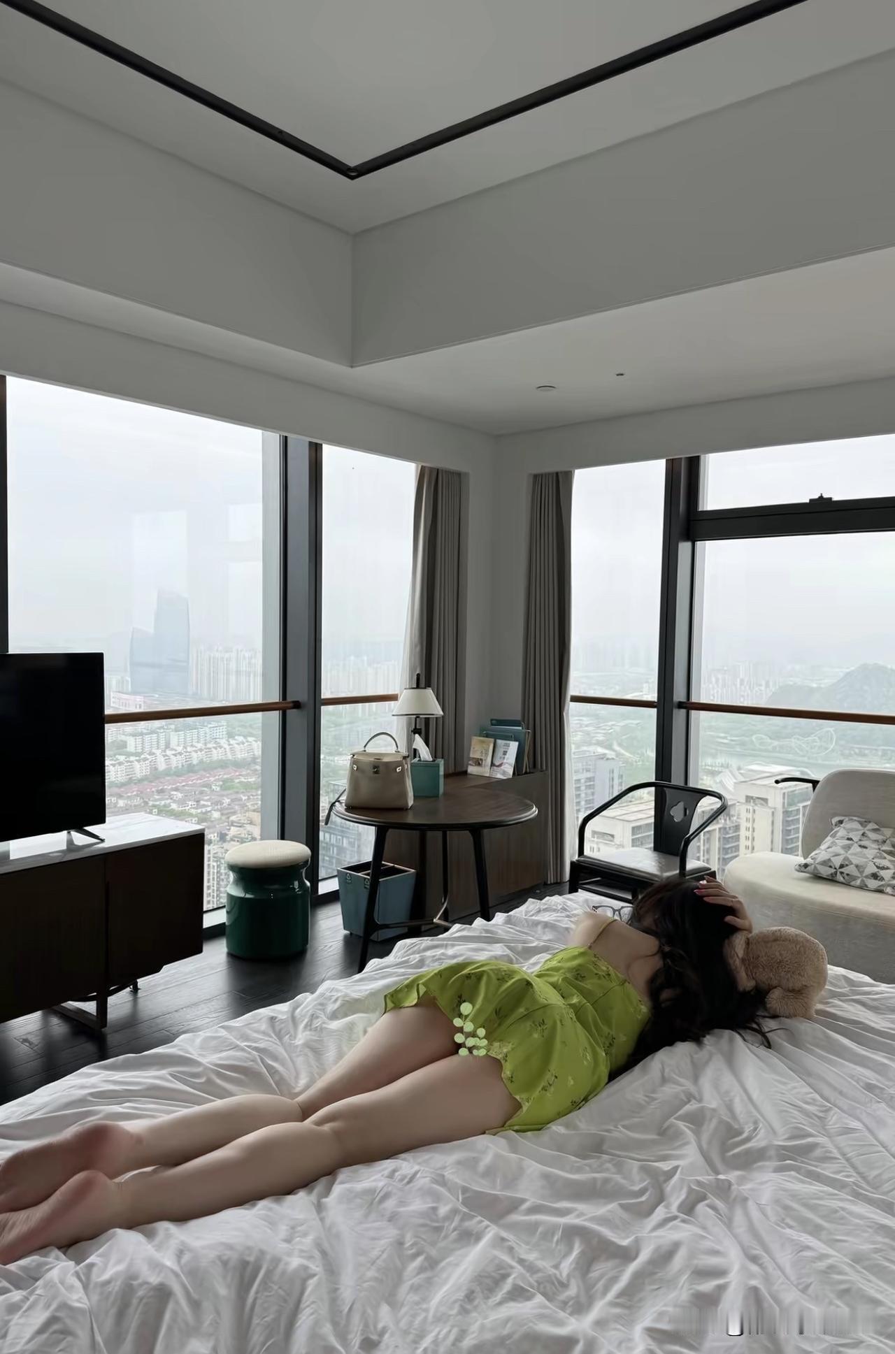 城市天际线下的惬意午后，绿裙少女悠然躺卧。夜景气质少女湖畔棕裙照湖畔绿裙照