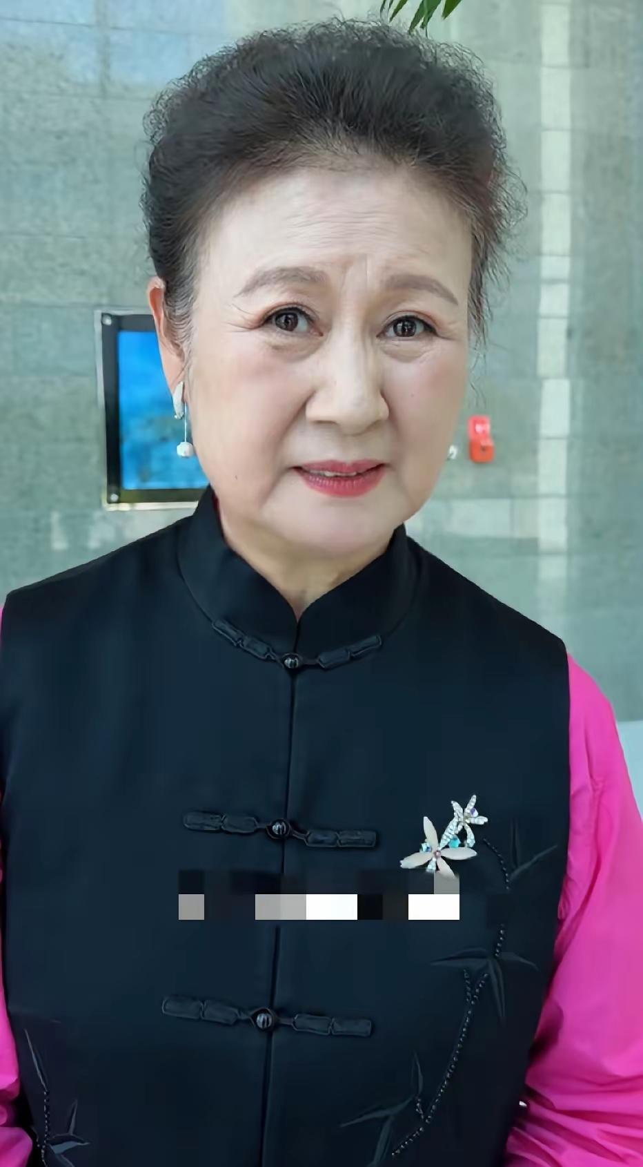 黄晓娟满头白发，眼角皱纹明显，跟当年春晚演《相亲》时比，变化太大了。自然老去不刻