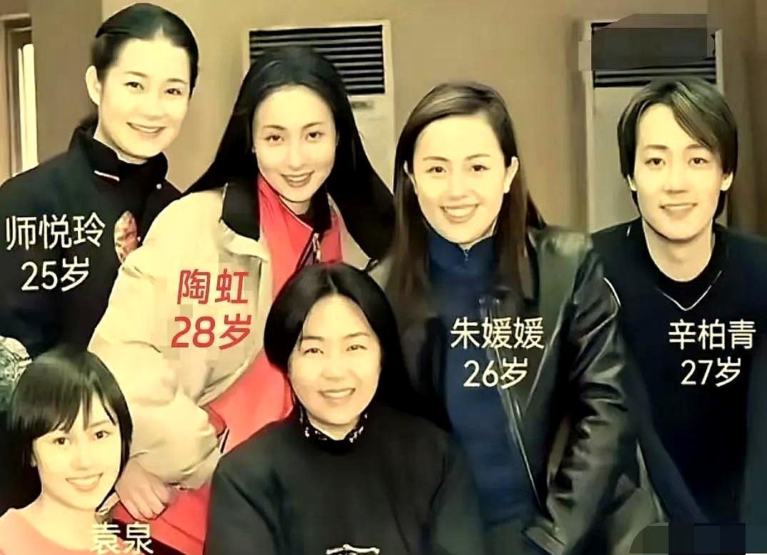 黑衣短发那张，一眼锁定袁泉同届合影里，她站最右，一身黑，发梢贴耳，像刚下班