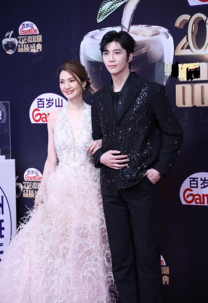 最近洪欣在上海出席颁奖典礼，她这次搭配的像个漂亮的新娘子，看上去特别的美。洪