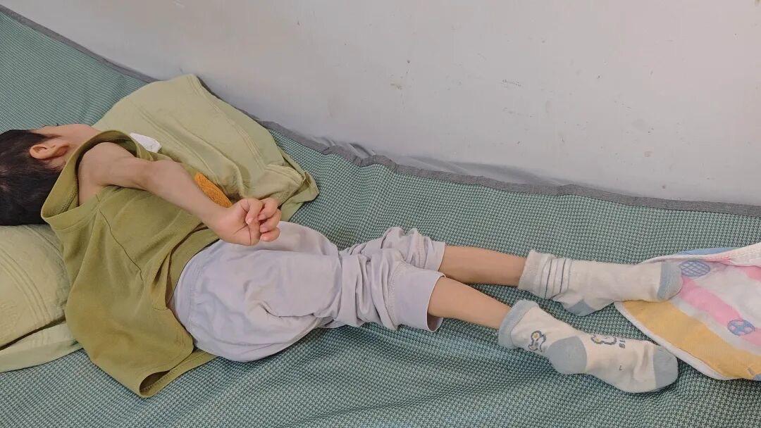 广州一小孩从出生就被当做脑积水脑瘫进行治疗，爹妈砸锅卖铁花了几百万，却偶然发现孩