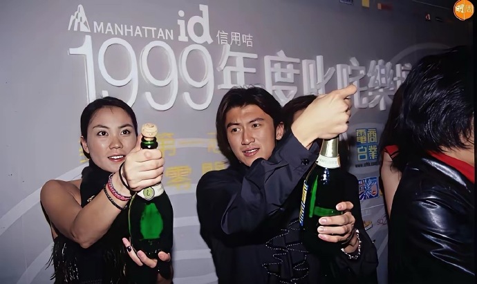 那时的谢霆锋才19岁，看起来相当的稚嫩，就已经和30岁的王菲恋爱了，看他对王菲的