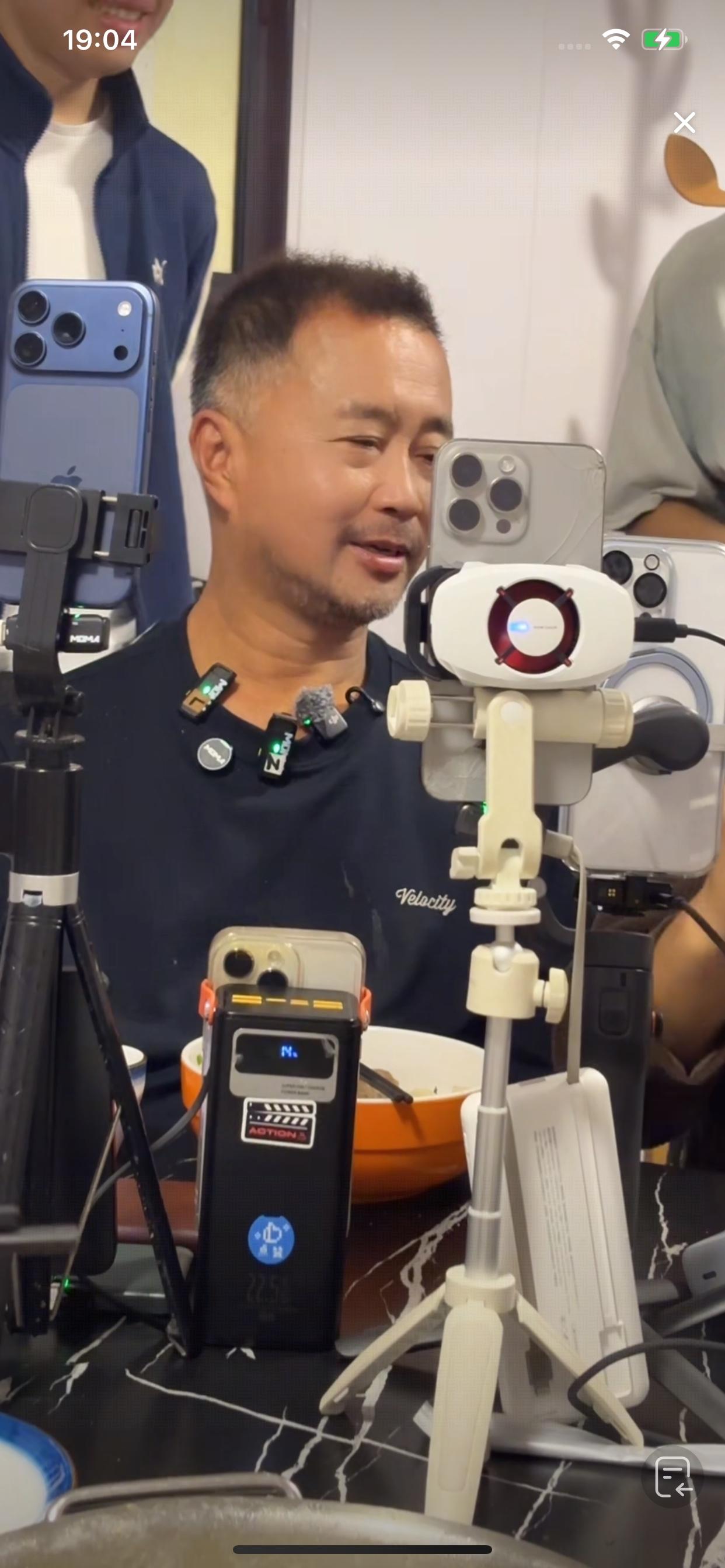 沈巍参观博物馆后，去了备用干儿子的饭馆吃饭，并允许众主播直播，让他们挣些大哥的打