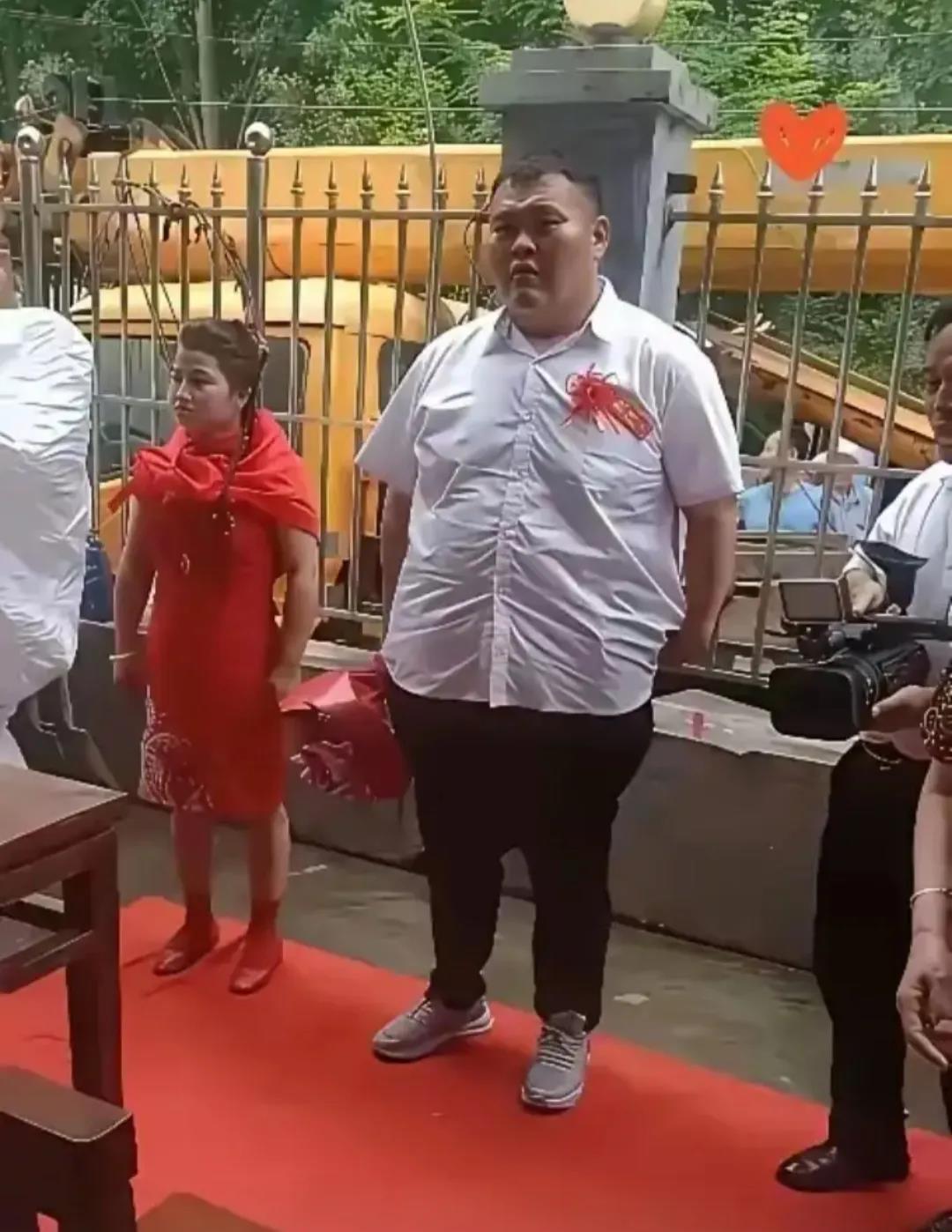 结婚当天新郎新娘刚吵完架，一看就是七个不服八个不忿