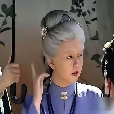 40度的横店，谭松韵脸上糊着一层老年硅胶皮，汗排不出来，全闷在里头。化妆师拿针，