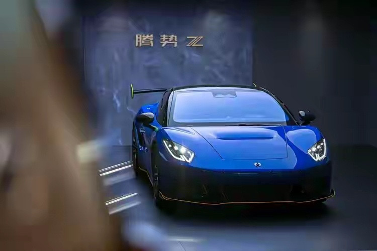 据说腾势Z年底就要上市了，定位双门四座跑车，尺寸与保时捷911相近，其车身比例和