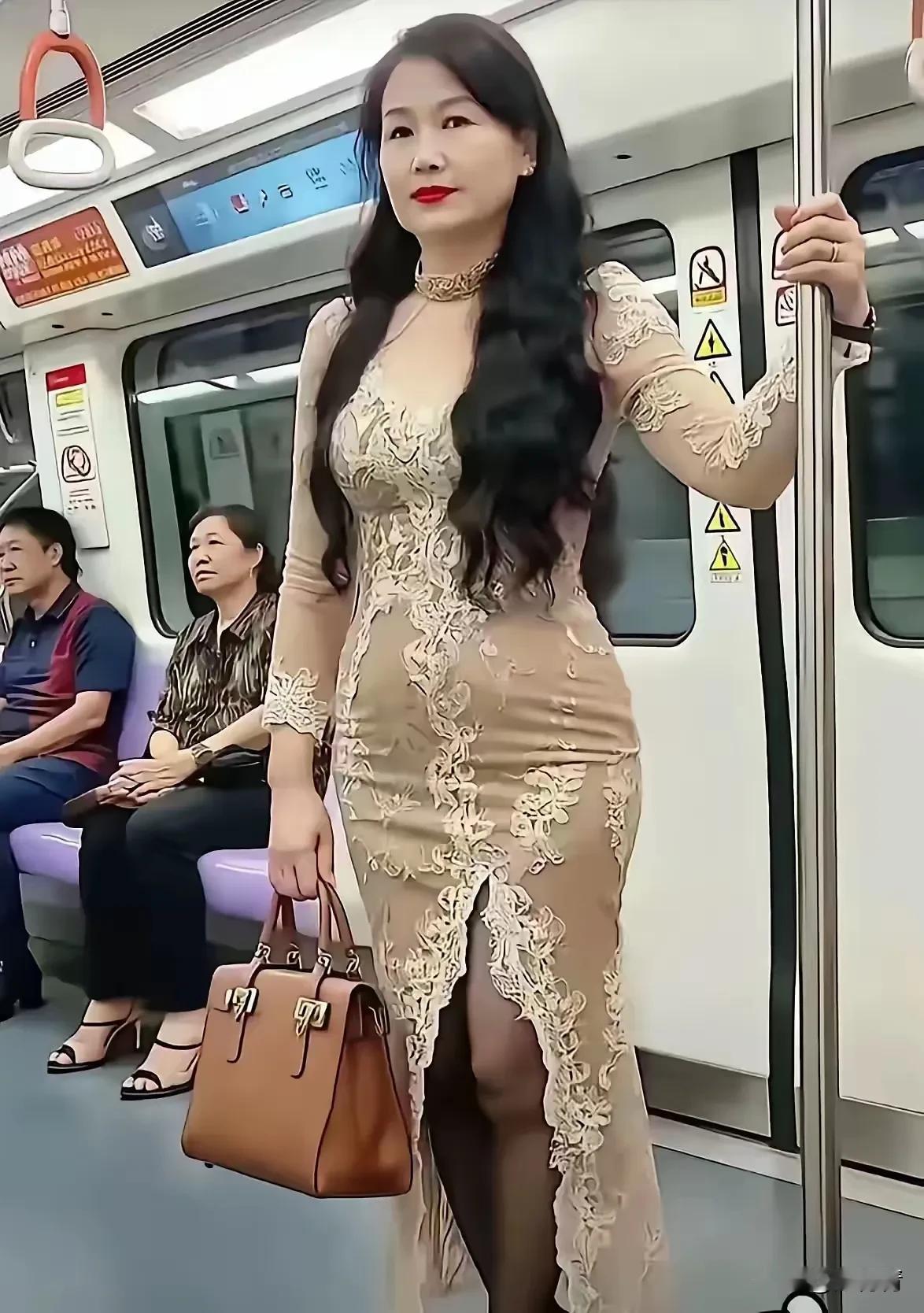 这是风韵犹存吗？“我觉得挺好的，女人不管多大年龄，将自己打扮的漂漂亮亮，都是最美