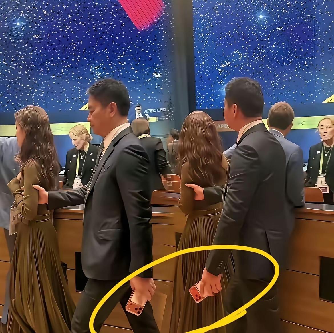 看刘强东和章泽天同框，总能品出点“反差感”——他像护着珍宝的骑士，手里那台橙色新