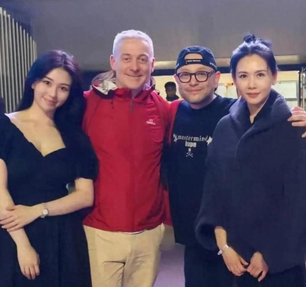 57岁邱淑贞现身婚宴，与老公甜蜜相伴贵妇范十足