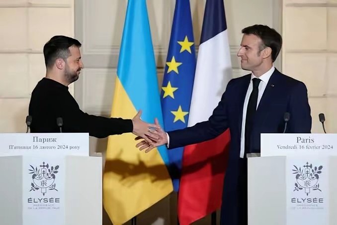 ​巴黎街头又热闹了！10月3日，在“爱国者”党主席、法国总统候选人菲利波特号召下，大批民众聚集在巴黎