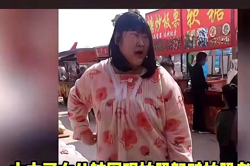 大衣哥女儿朱雪梅，终于爆发了！人家就出门买个撸串，又被一伙人给团团围住，手机