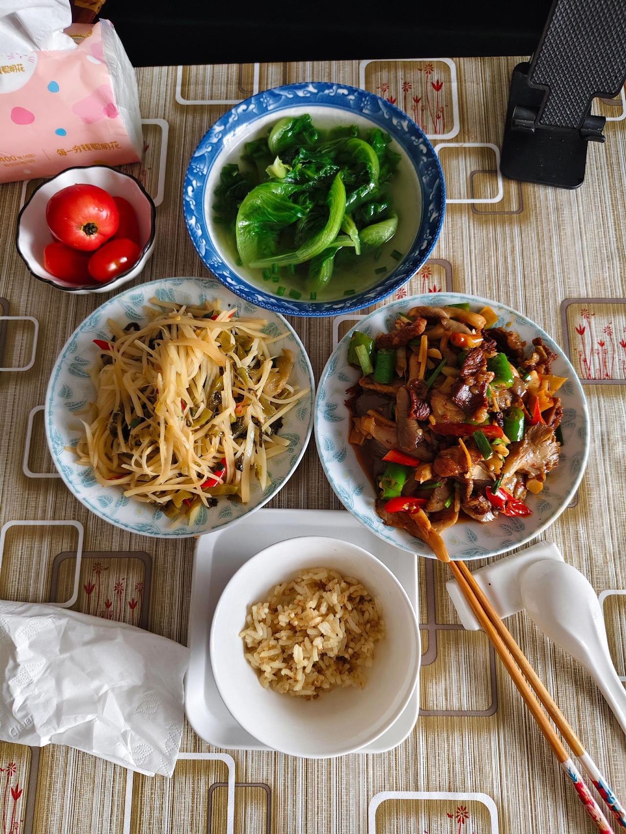 今天赶场买菜买花，心情美哒哒，洗衣做饭收拾家，样样得心应手。一盘平菇炒肉，一盘