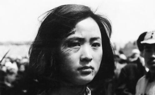 在抗日最为严峻的时候，我国的一位女八路不幸被捕，在牢狱当中遭受了非人的折磨，老虎