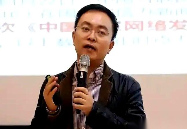 我跟你说，这事儿魔幻到什么程度。一个几乎全身瘫痪，只能靠眼球转动来打字的男人，