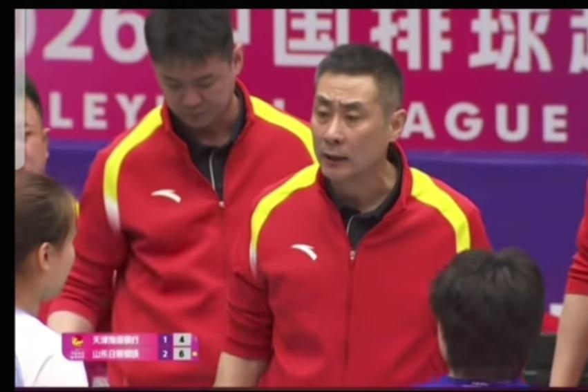 天津女排主场惨败山东！陈方又着急了！多年前因为执教男排着急被处罚过！如今感觉这一
