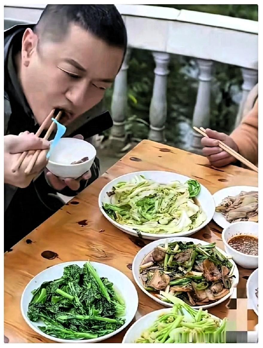 细节之中显人品。看看李亚鹏吃饭的样子，还有他吃的东西，就能看出他的人品非常靠谱。