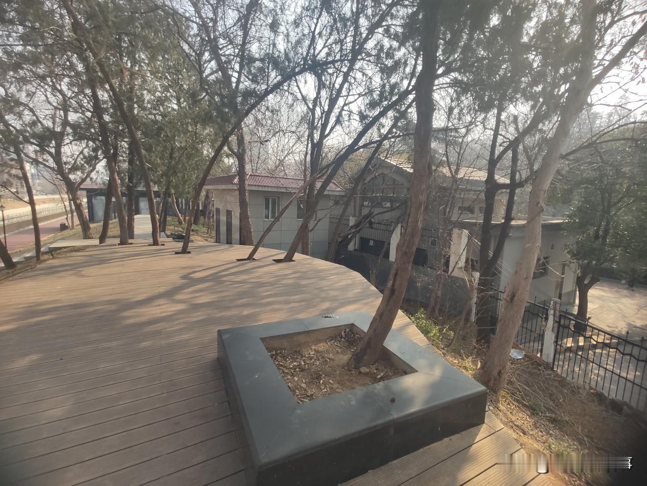 在郑州市人民公园北门口偏东约一百米处，金水河的南岸上有一个僵尸公共卫生间。有市民