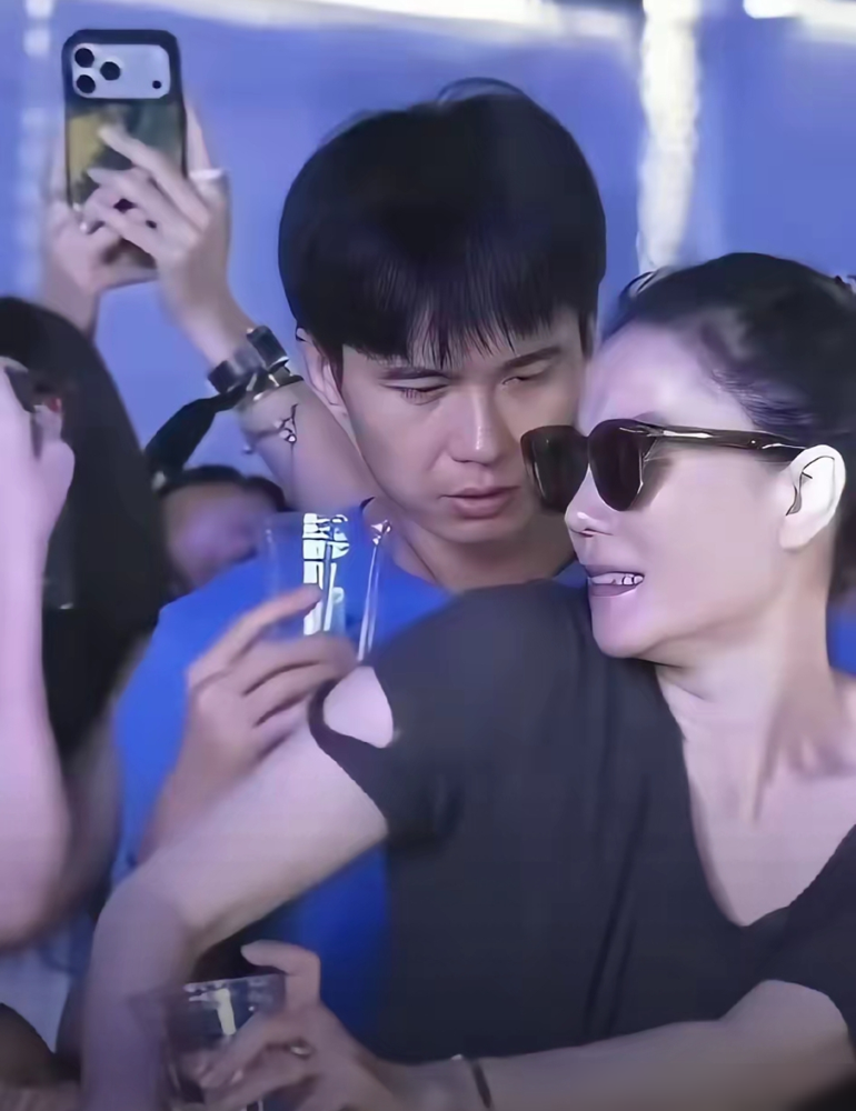 王菲活动现场肩带意外滑落，全场瞬间安静。这本来就是普通人穿衣服都会碰到的小意外，放到顶流明星身上，直
