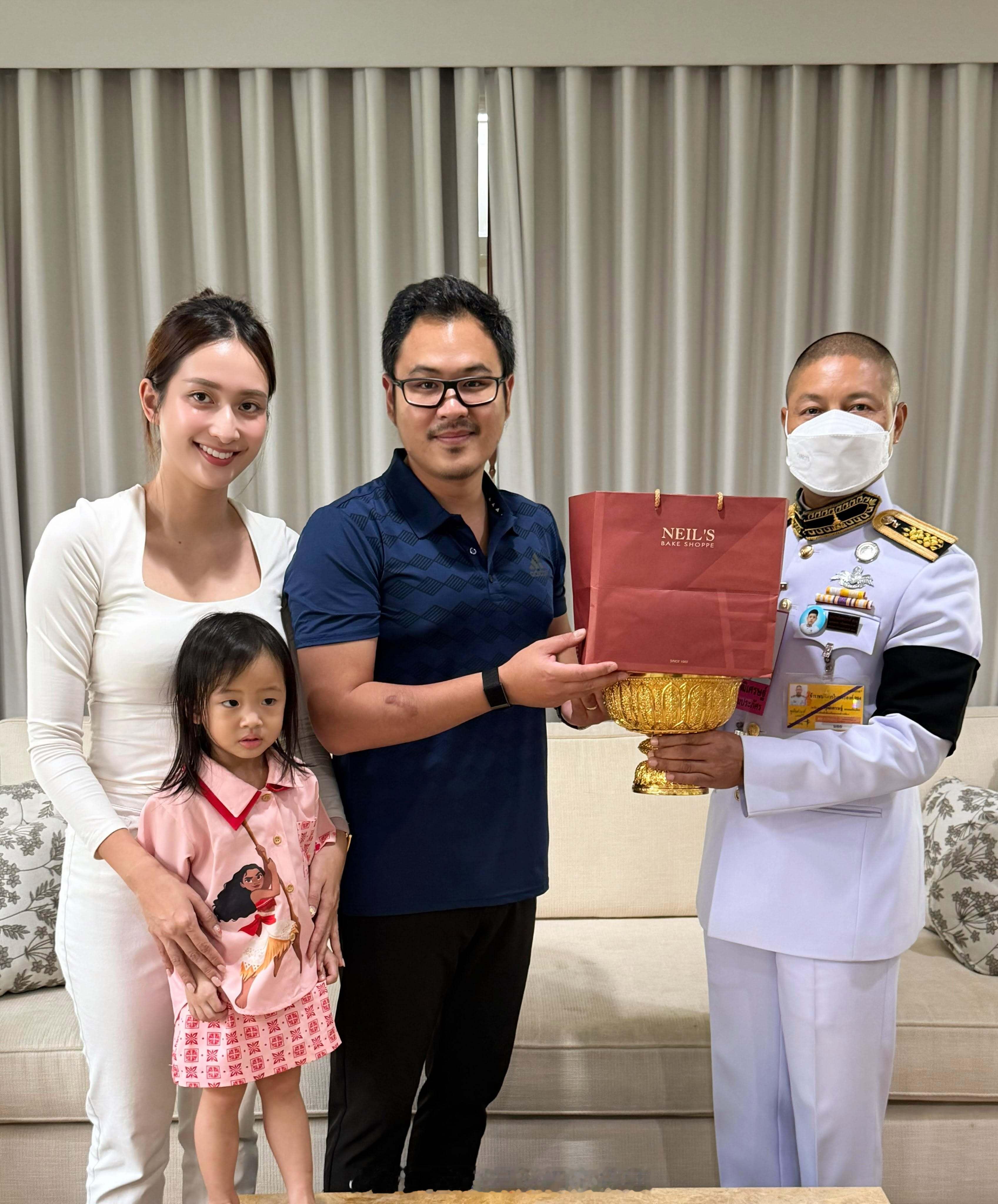 王室王室泰国王室阿帝亚阿帝亚的堂弟家女儿过生日，她送了蛋糕和鲜花。这位堂弟当年