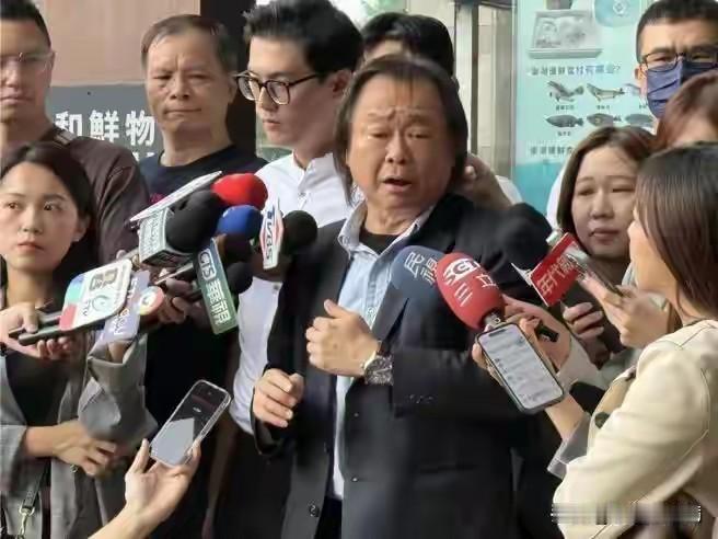 铁嘴钢牙王世坚，从从容容披挂上阵。7·17正式与沈伯洋珠联璧合，担纲台北市民进党