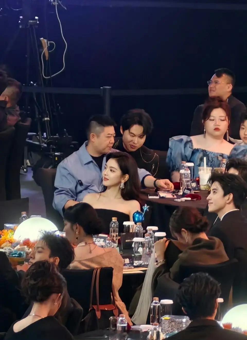 这桌颜值真的好高，同意的举手🙋♀️尖叫之夜