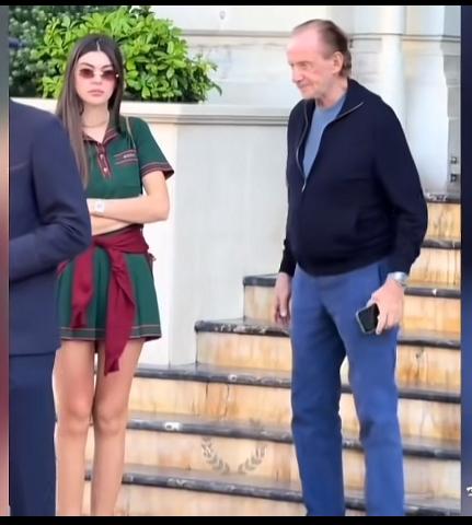 看来美女的思维在金钱面前变得很快，国外也一样。一段视频简直惊掉下巴，一位老人颤颤