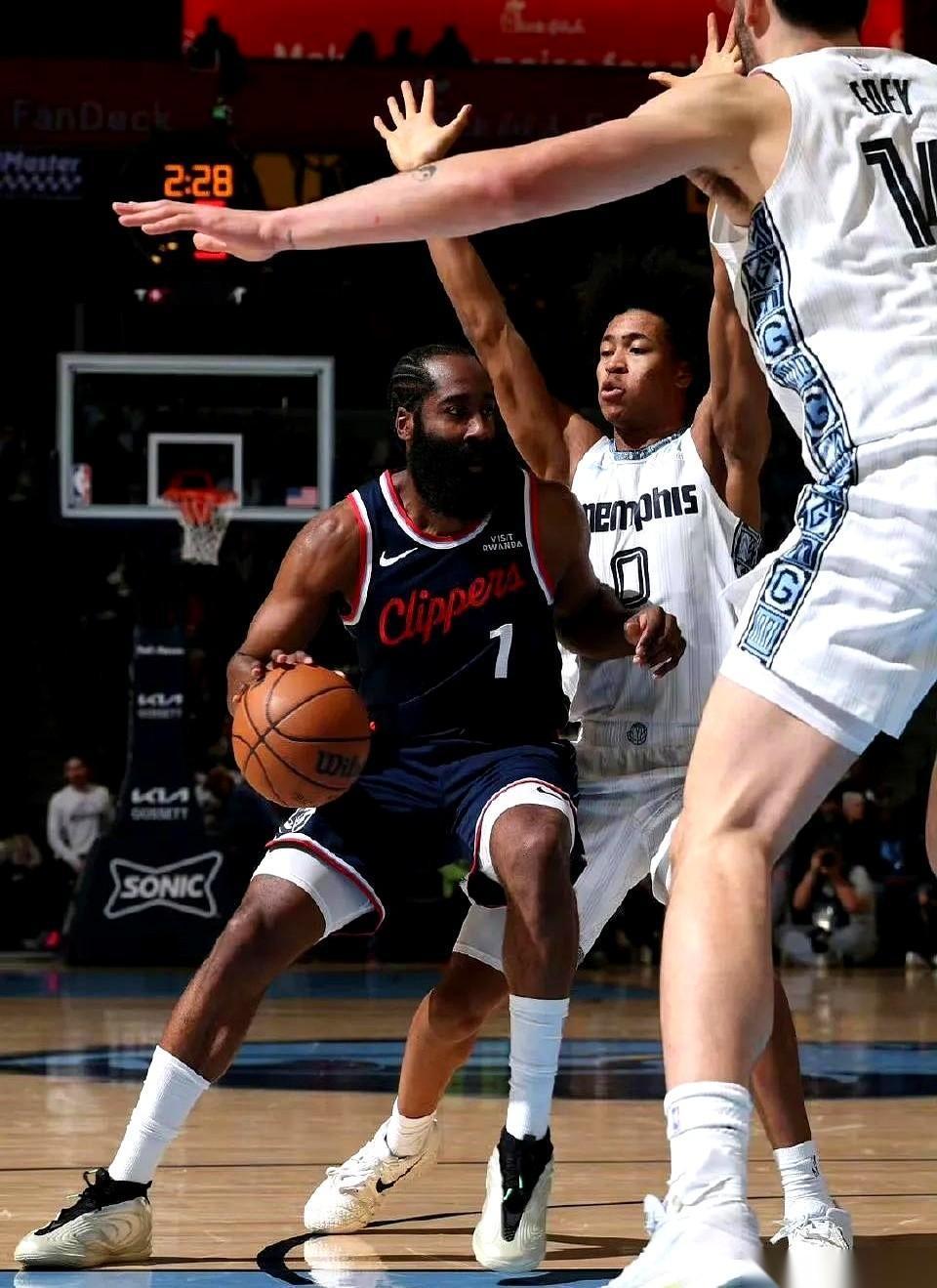 我算是看明白了，哈登现在打球，就像一个人掉进了泥潭里，拼了命想把身边四个一动不动