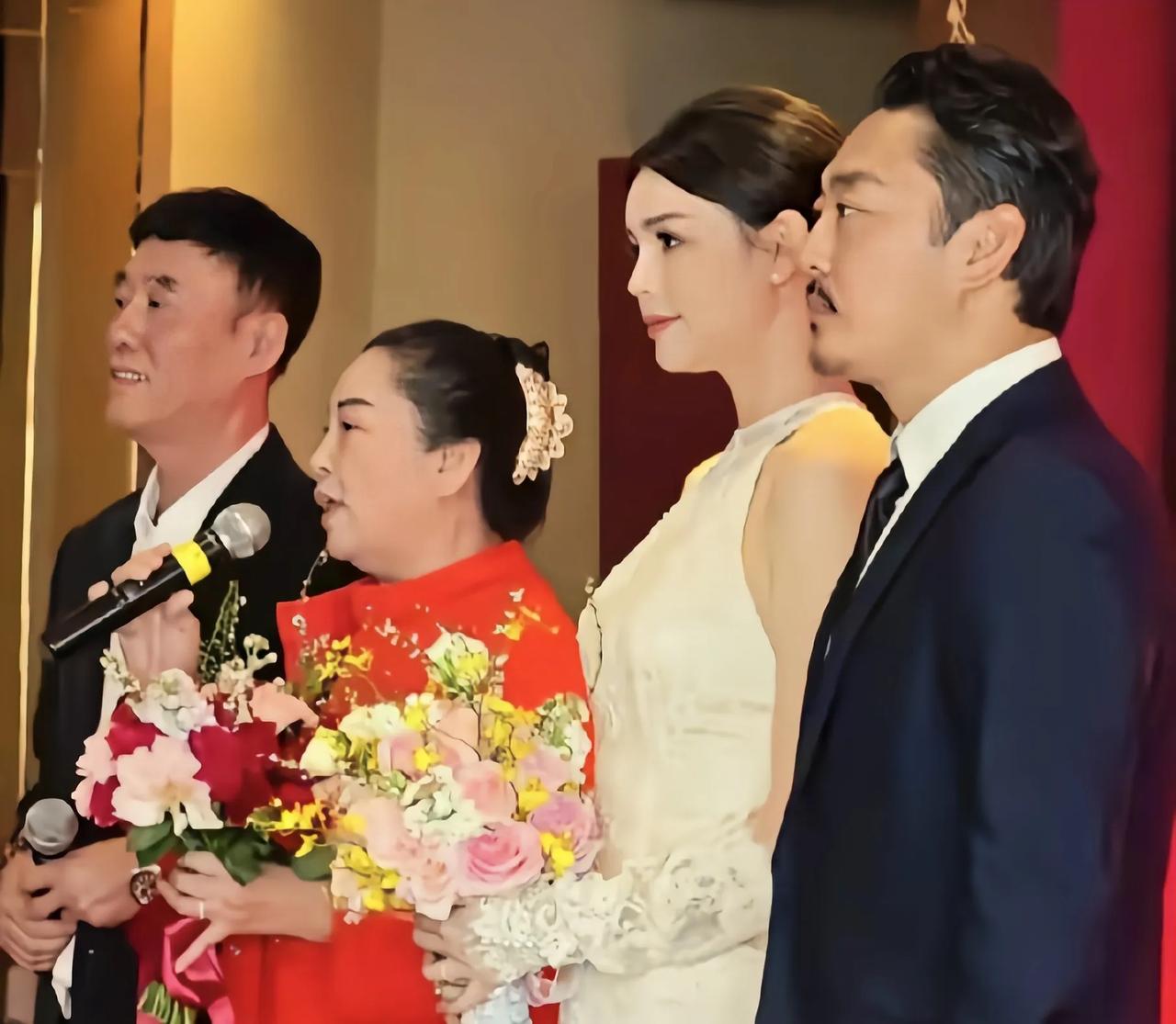 40岁演员赵达沈阳举办答谢宴，父亲一身西装妈妈红裙子满脸笑容演员赵达最近在沈