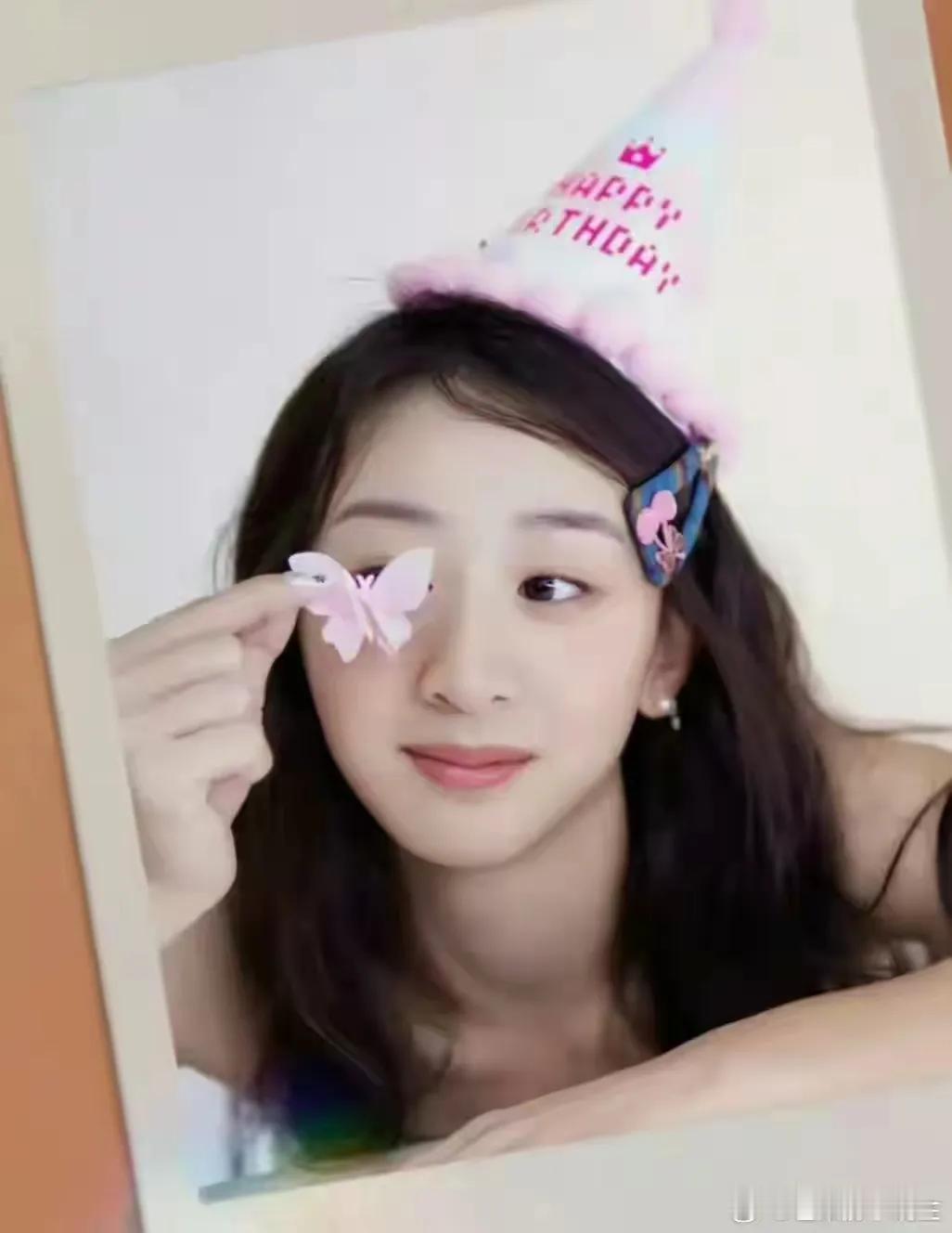 小时候超像田亮，长大了有点像她妈了[抠鼻]