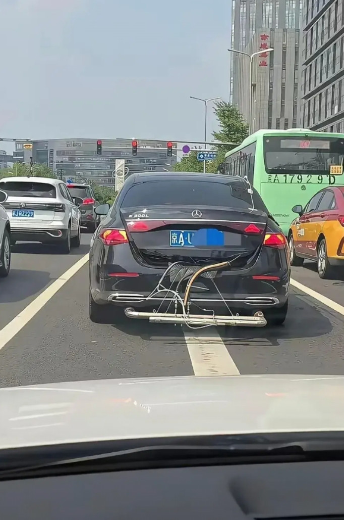 交警叔叔估计头都大了，这查还是不查好啊？