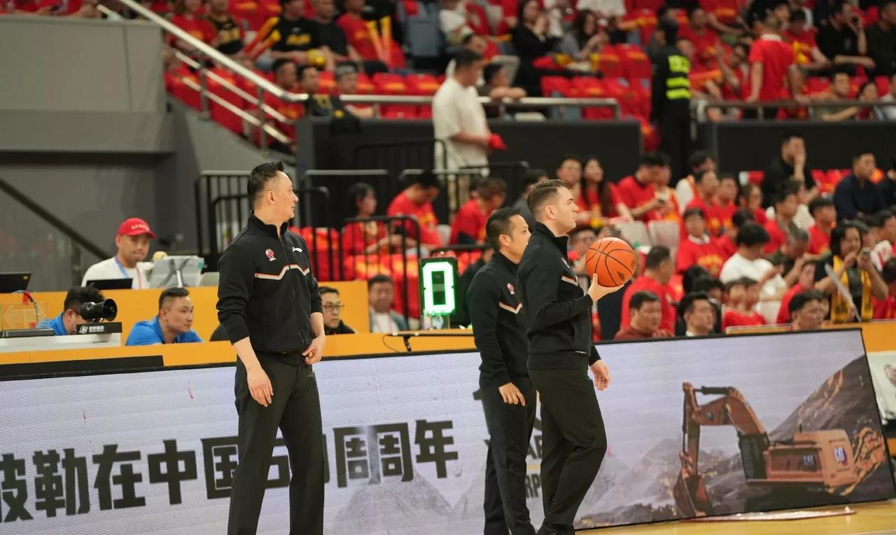 话说，广厦主场险胜北京，裁判的吹罚再引热议，全场70次罚球，广厦就占了43次，恐
