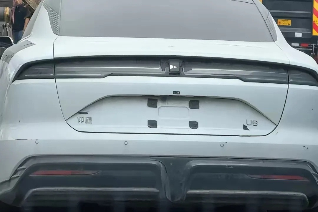 仰望U6路试谍照曝光！百万级纯电GT轿跑来袭比亚迪仰望U6路试谍照曝光，低