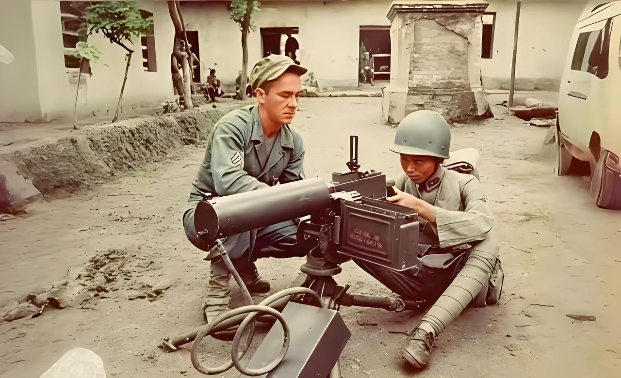 1944年，抗日战争时期，云南腾冲。一名美军正在手把手教中国士兵如何使用重机枪。
