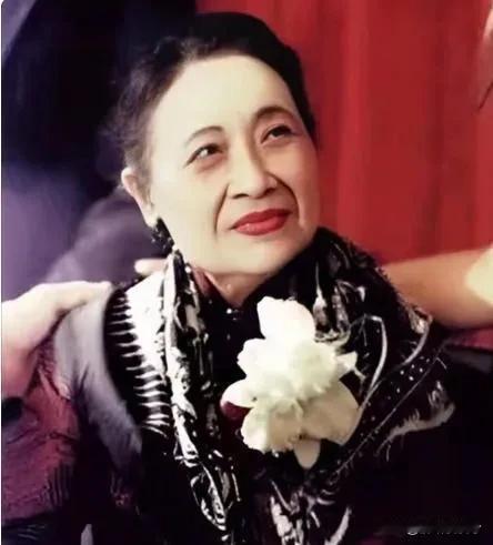 2003年，宋美龄在寓所安详去世，据护士张莉枫回忆：晚年的宋美龄，经常会在孤独的