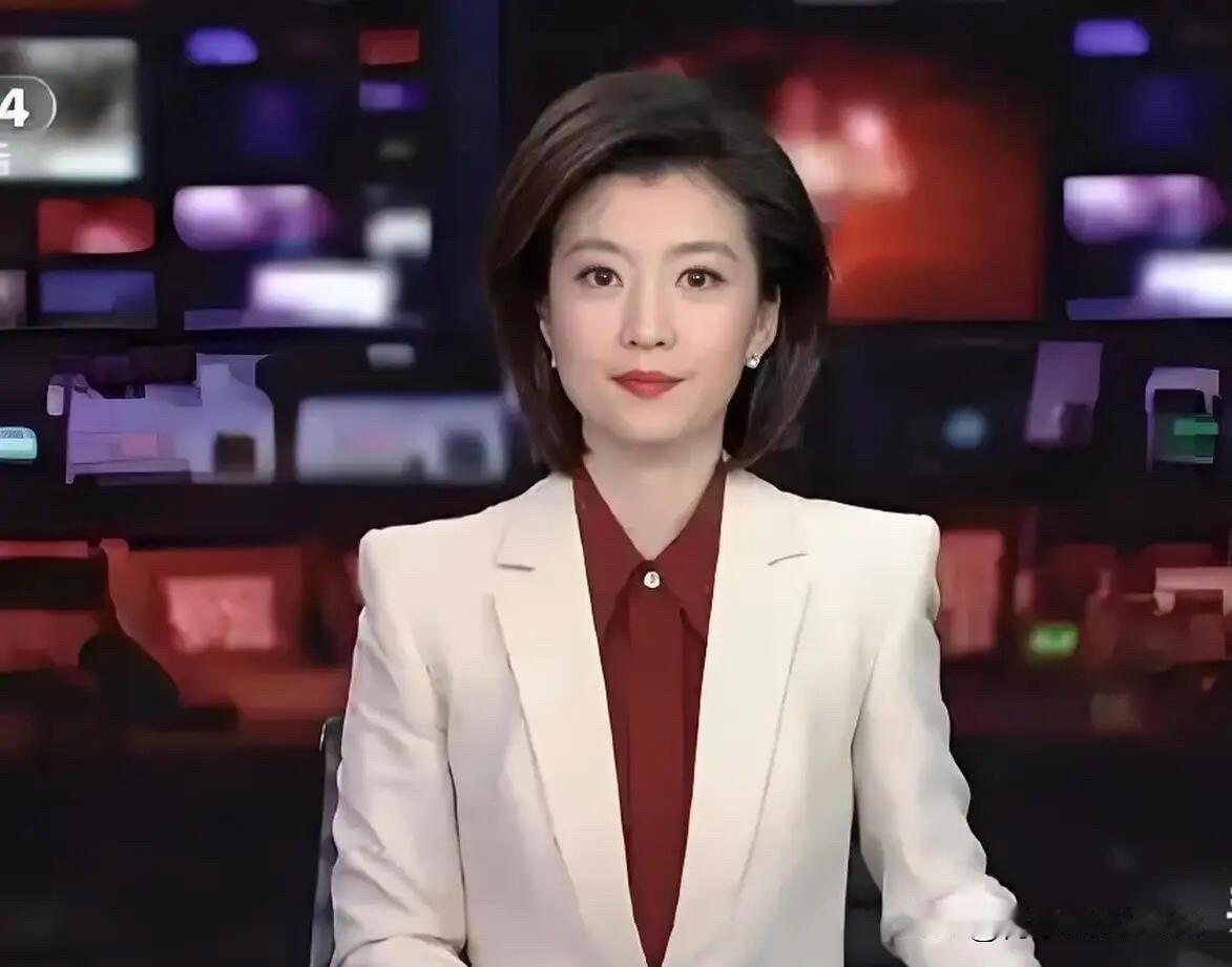 每个人都说周涛最美，但没想到照片中的这位主持人更加的漂亮，她的美不是那种硬凹造型