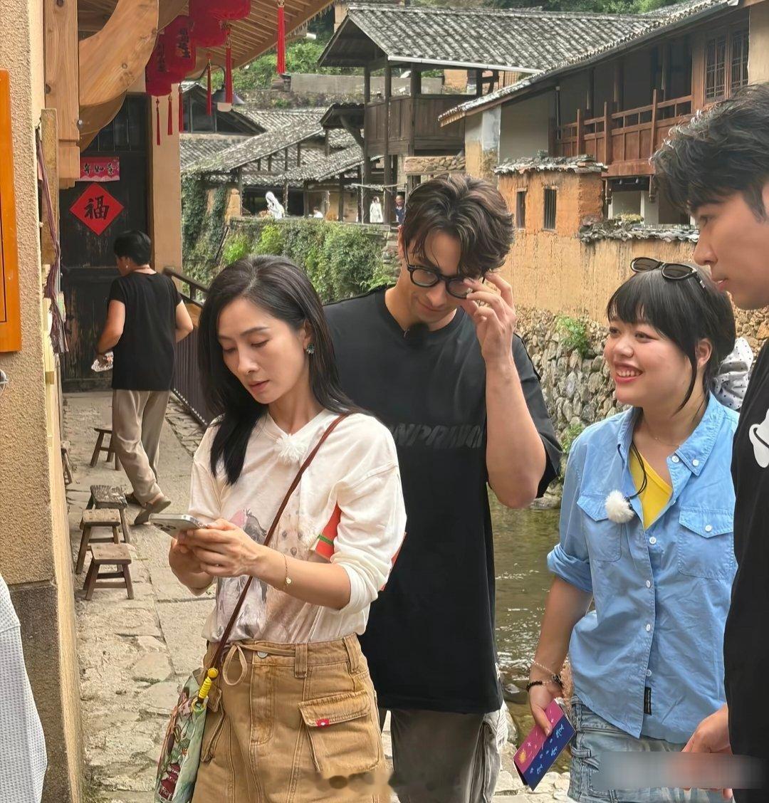 41岁陶昕然现身山西太原旅游，她现实中真人看起来好瘦，状态一般，年龄感挺重。