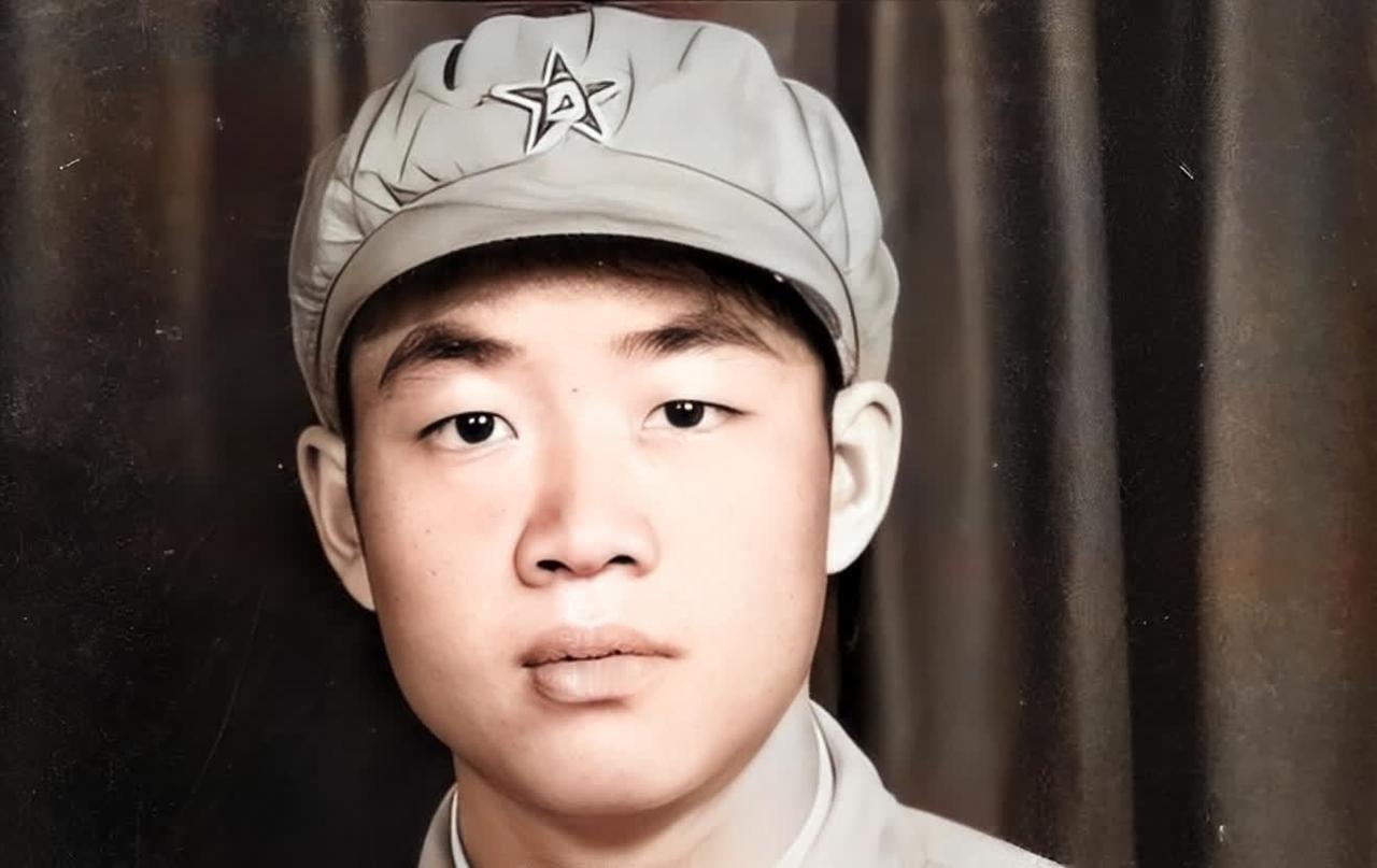 1951年，我军一名新兵在擦拭炮管时，发现对面美军基地有一个突兀的小山包，心痒之