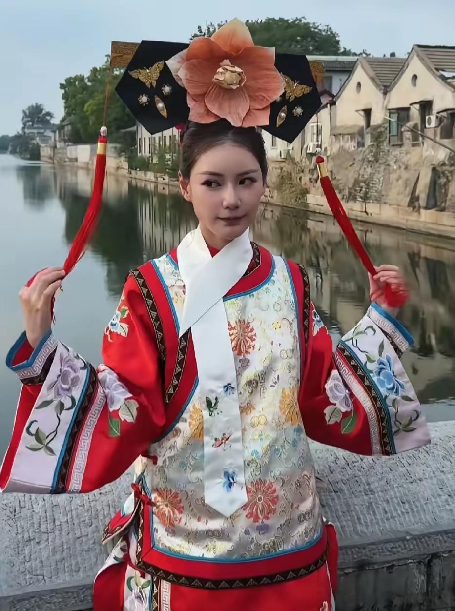 马筱梅打卡北京故宫，穿红色格格装美的令人陶醉！马筱梅生完孩子，身体恢复的很快，