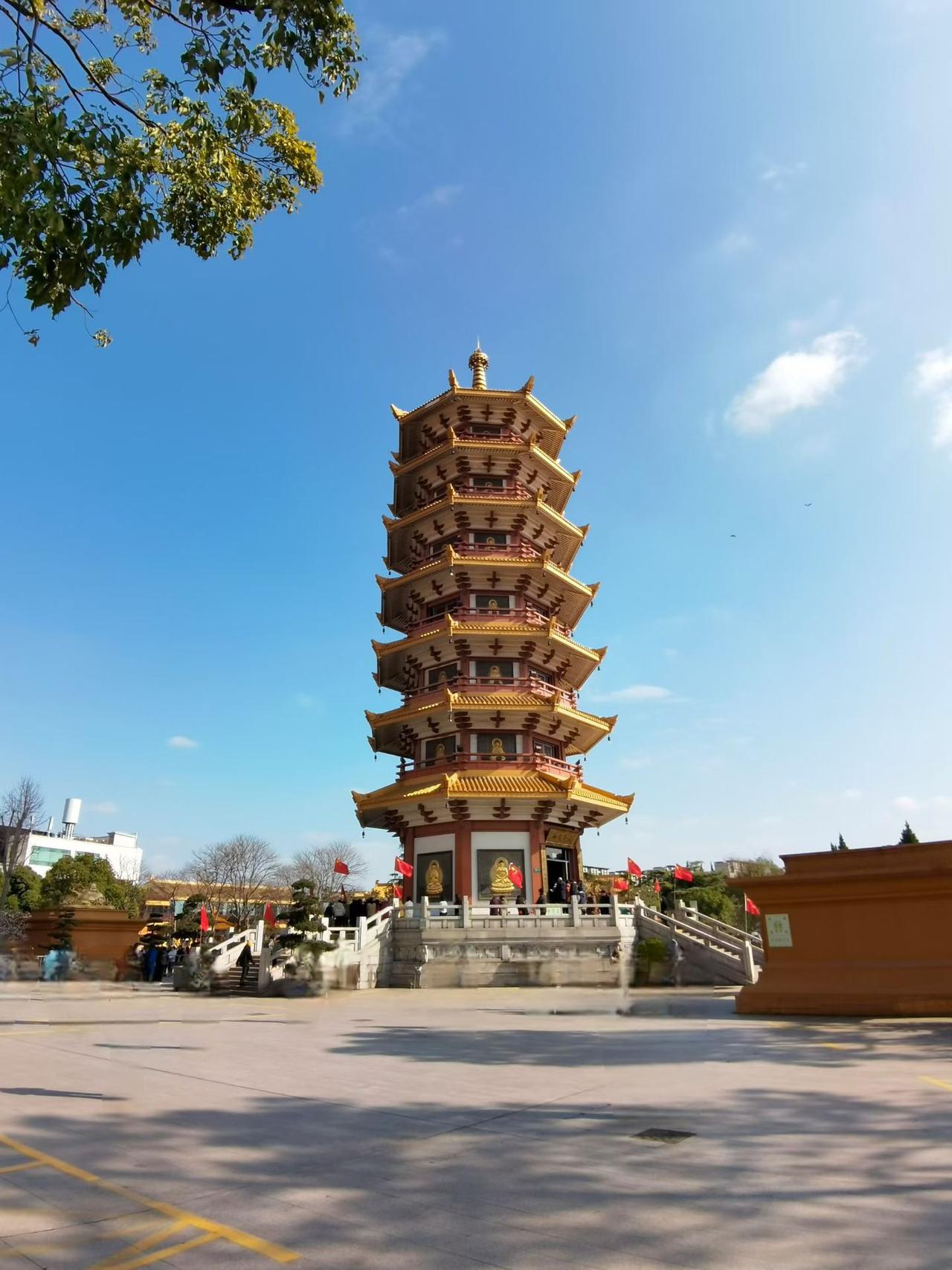 诗朗诵“迎风叹”作者鄙人未到五十已成翁尿尿不敢迎着风一不小心打湿鞋收回