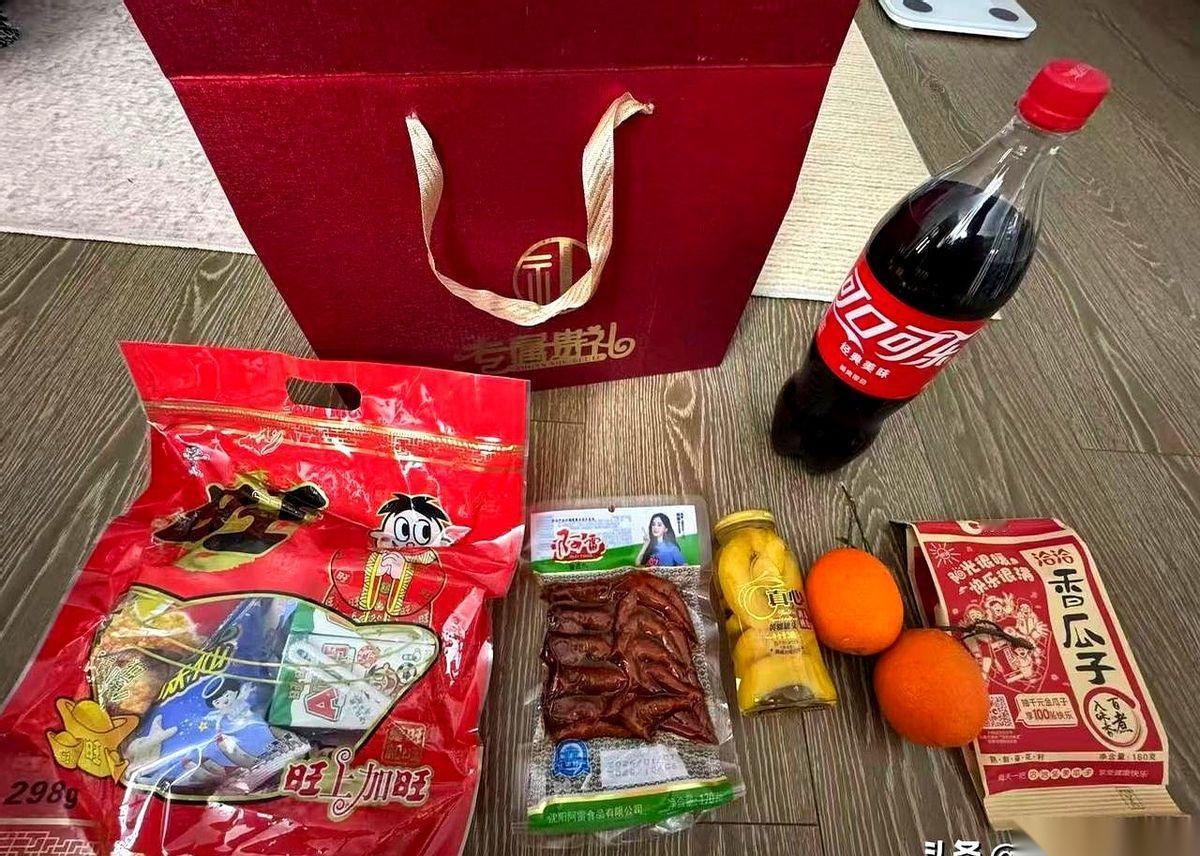 沈阳地铁的年货礼盒，红彤彤一个大箱子，搬回家的时候，胳膊还有点坠手。一剪刀划开