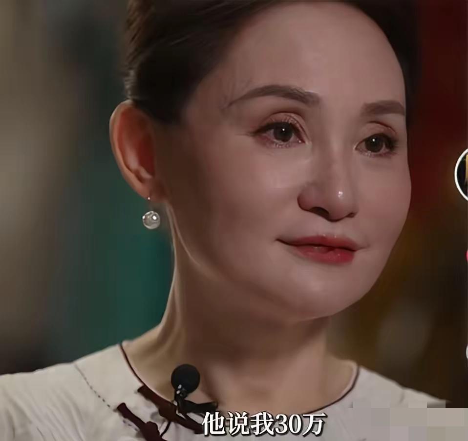 秦腔名家李梅说：“我前两天在北京，我跟一个并不太出名的歌手聊天，他就问我，他说李