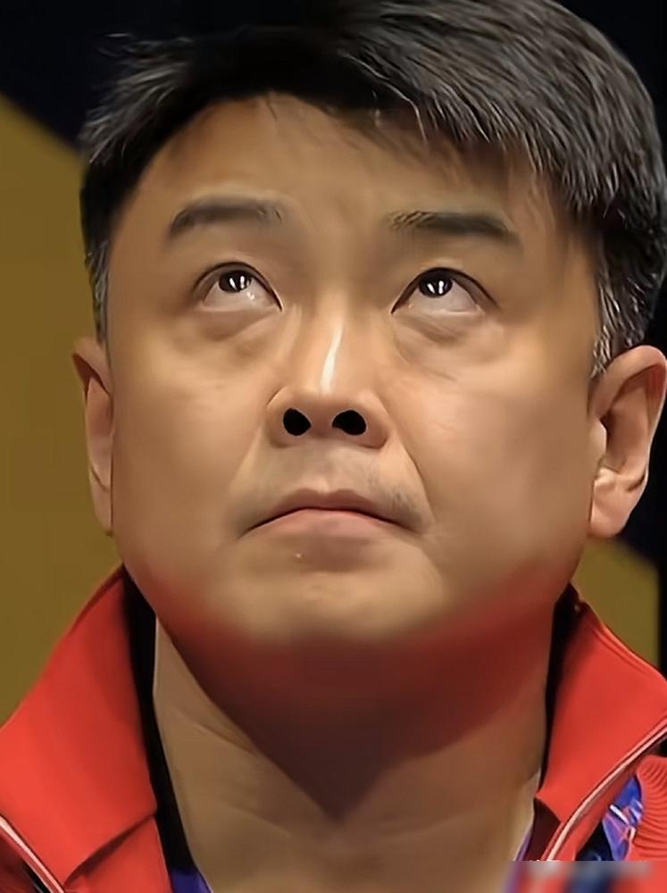国乒教练席上，一半是海水，一半是火焰。马琳悠闲得像在度假，王皓快把自己熬成了药渣