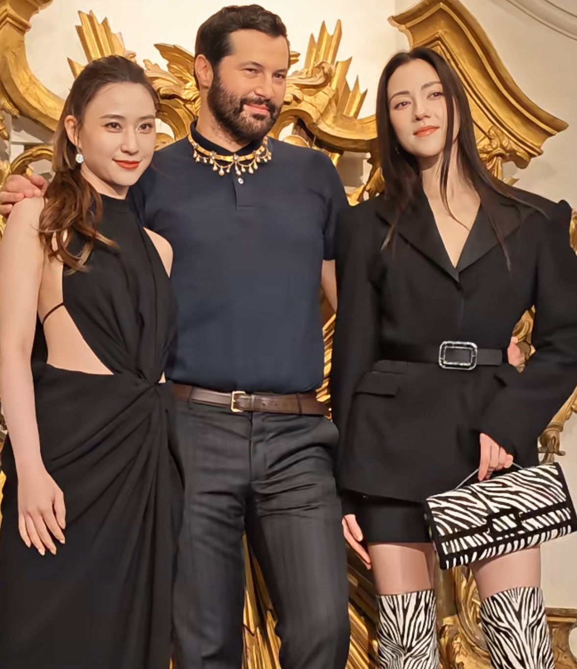 何超莲和娜然同框了，拍照时娜然主动放低个子，情商很高。一年一度巴黎时装周，娜然和何超莲被邀请看同一场